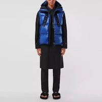 Shop Burberry 可拆式連帽尼龍羽絨背心 海洋藍 80478541