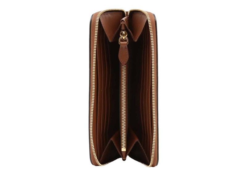 Lookbook Cartera Burberry de Cuero Grabado con Cremallera en Color Tan