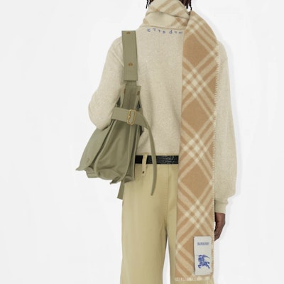 Bufanda de Lana Beige Unisex Burberry con Logo de Caballero Ecuestre y Flecos. 80792511 Purchase Bufanda de Lana Beige Unisex Burberry con Logo de Caballero Ecuestre y Flecos. 80792511