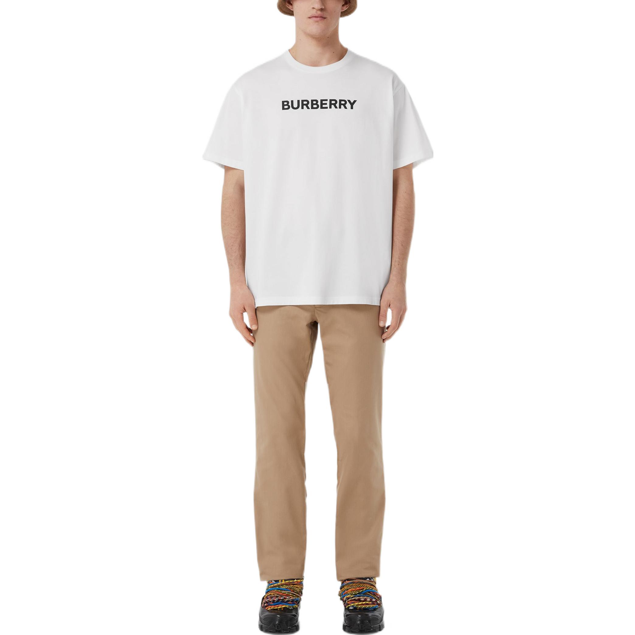 Shop 버버리 폼 레터 로고 화이트 루즈핏 남성 티셔츠. 80553091