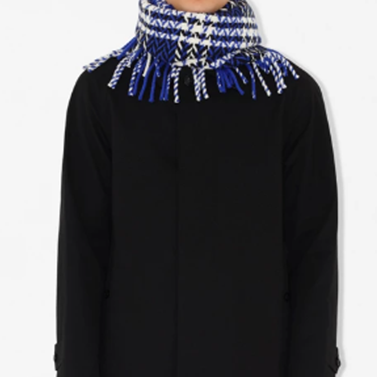 Lookbook Burberry Syal Wol Fringe Unisex Gaya Pasangan Warna Knight Blue. 80908041