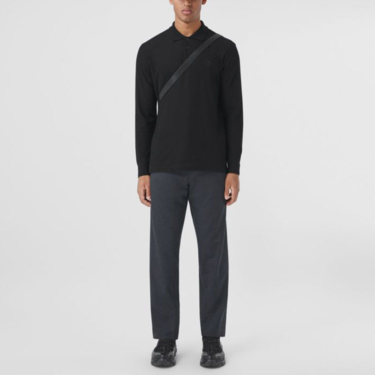 Lookbook Burberry FW21 Hitam Polo Lengan Panjang Logo Bordir Pria. 80437821