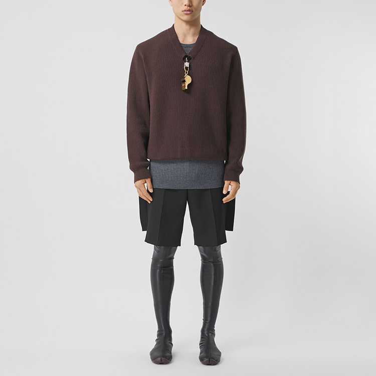 Lookbook Burberry FW21 Celana Pendek Kasual Wol Hitam dengan Detail Panel. 80454101