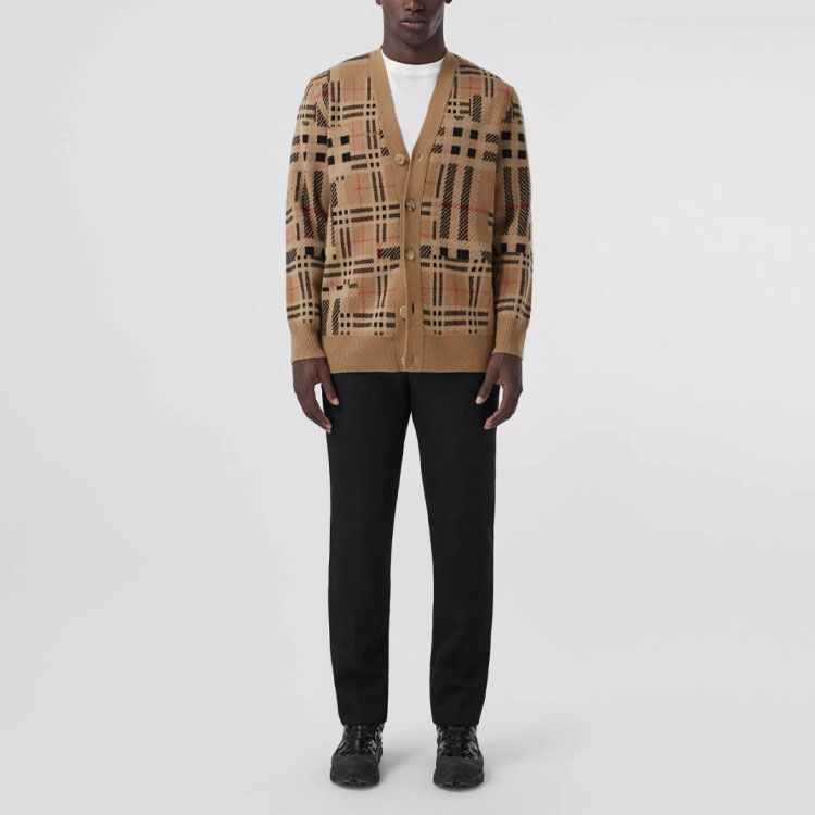 Lookbook Burberry FW21 Checkered Cashmere Jacquard Cardigan Jacket Archive Beige. 80458951