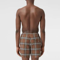 Lookbook Burberry FW21 Pantalones Cortos de Natación Marrón con Logo y Cordón. 80506101