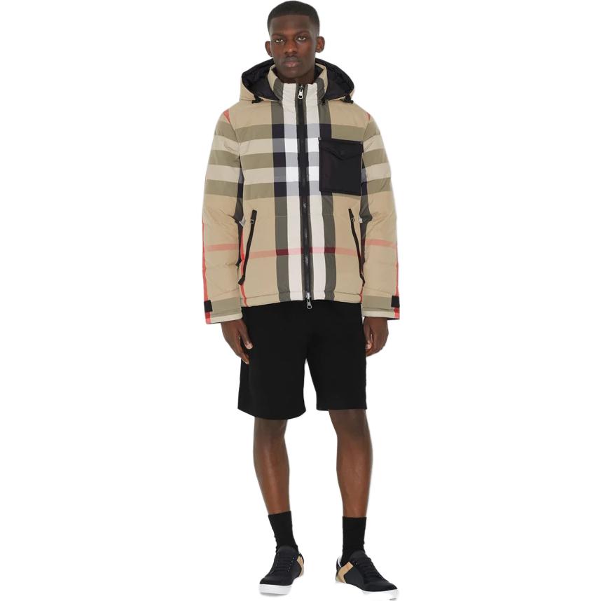 Lookbook Burberry FW22 米色格紋條紋連帽羽絨外套. 80642911