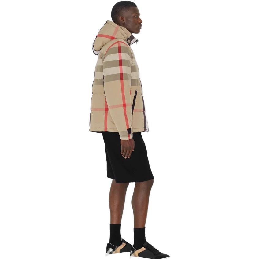 Shop Burberry FW22 米色格紋條紋連帽羽絨外套. 80642911