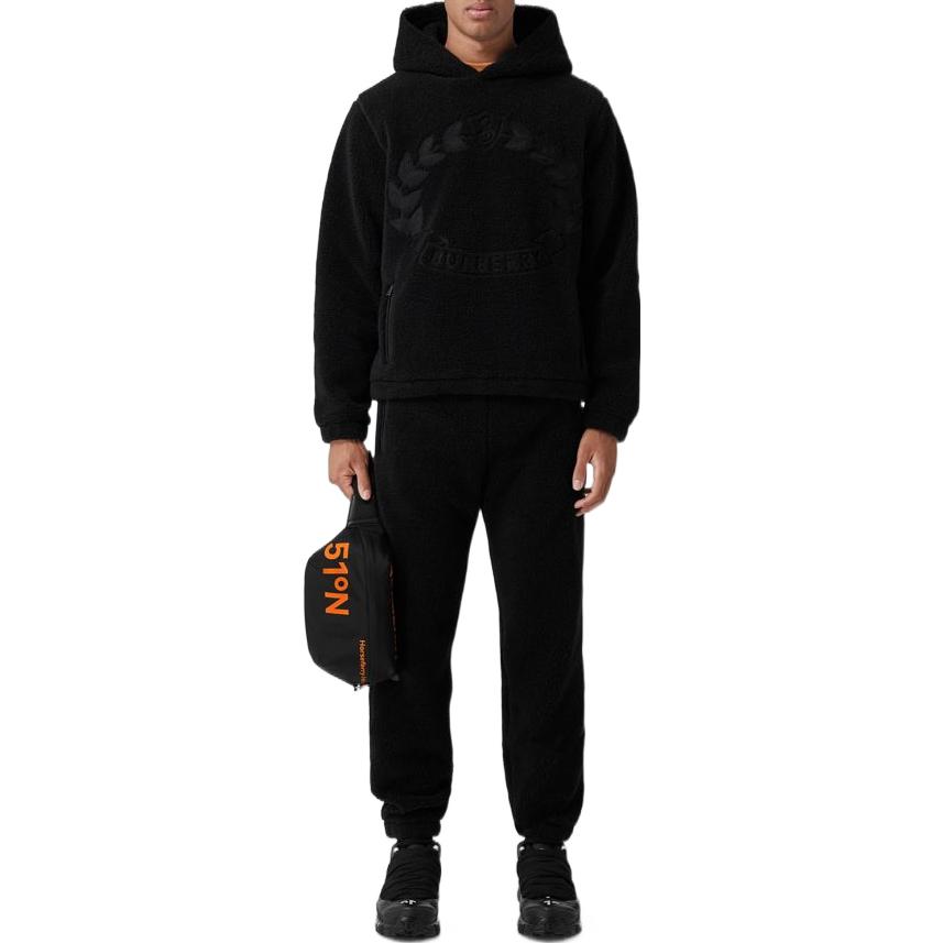 Lookbook Pantalones Jogger Negros Burberry FW22 con Diseño Bordado de Logo Sólido. 80625341