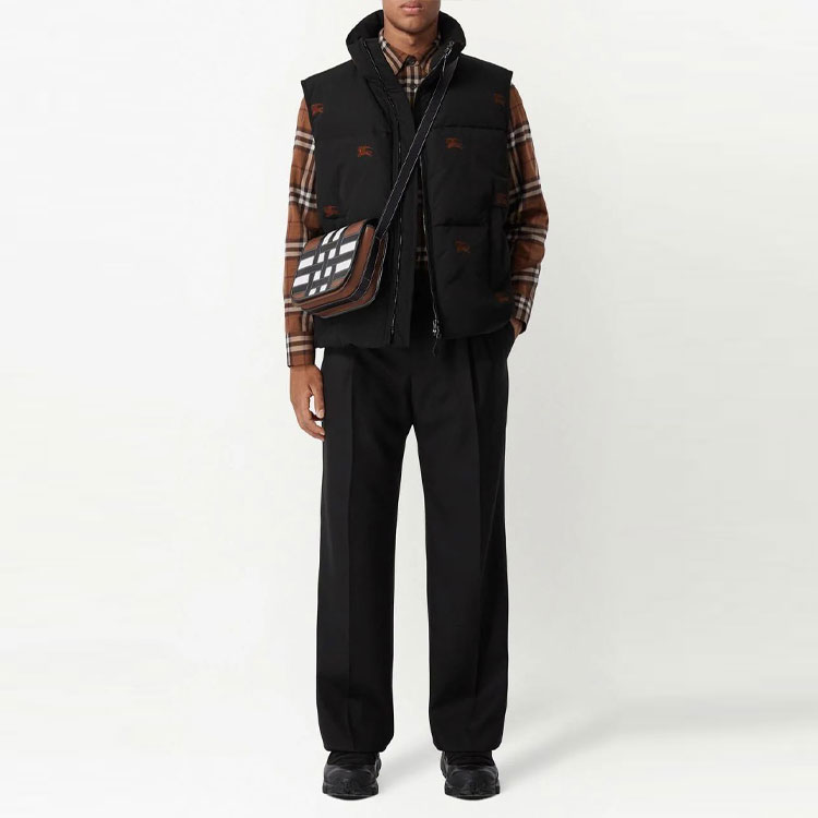 Lookbook バーバリー FW22 ブラック ロゴ刺繍ジップアップベスト. 80608791