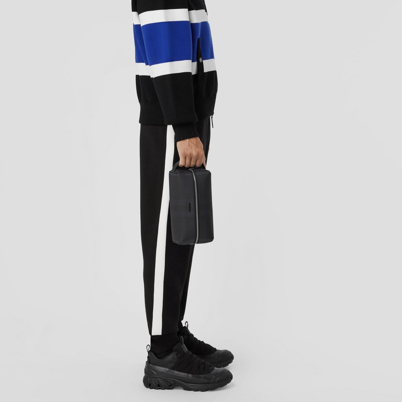 Purchase Burberry FW22 Seluar Sweat Hitam Logo dengan Pinggang Elastik. 80587601