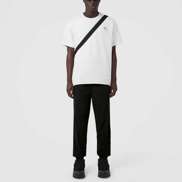 Lookbook Burberry FW22 Celana Hitam Longgar Straight Casual dengan Logo. 80640761