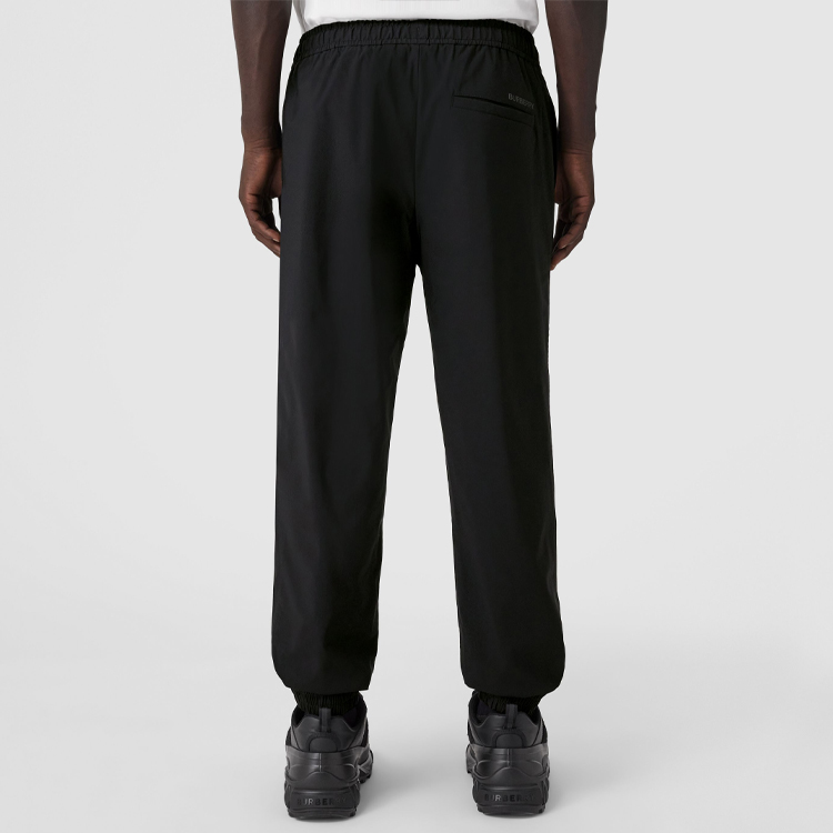 Shop Burberry FW22 Celana Hitam Longgar Straight Casual dengan Logo. 80640761