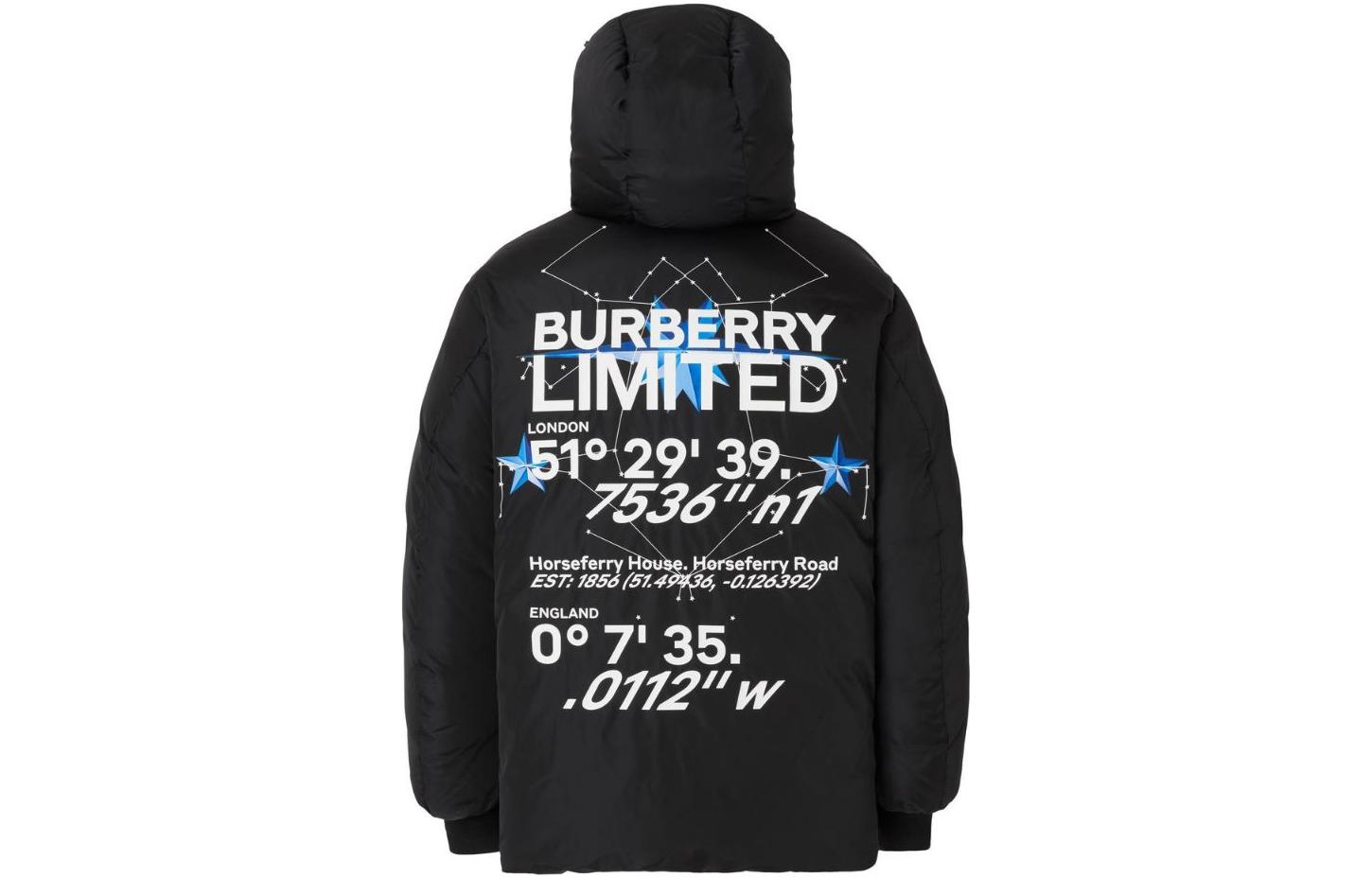 Lookbook Burberry FW22 黑色連帽羽絨外套帶商標印花帽。 80601931