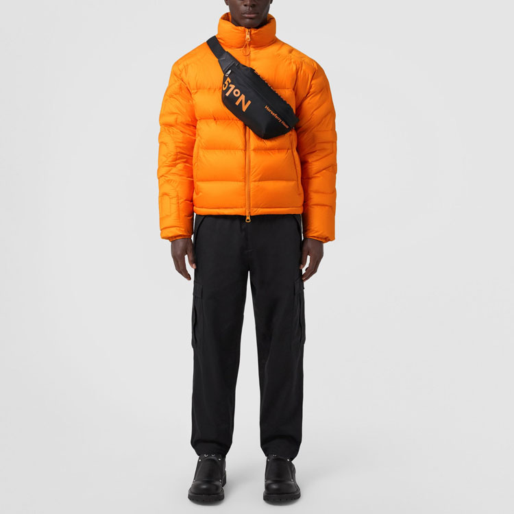 Lookbook Burberry FW22 Celana Hitam Santai Straight-Leg dengan Pinggang Elastis. 80650861