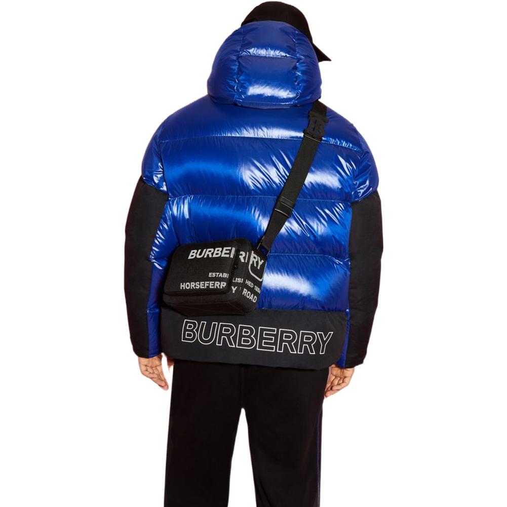 Shop Burberry FW22 藍色徽標印花連帽拉鍊羽絨外套 80583291