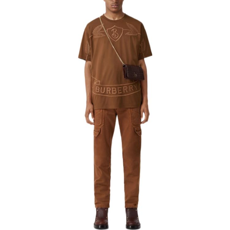 Lookbook Camiseta Marrón Burberry FW22 con Logo y Bordado de Hoja de Roble. 80632041