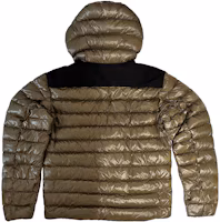 Lookbook Burberry FW22 Jaket Puffer Warna Blok Hijau Tentera. 80469801