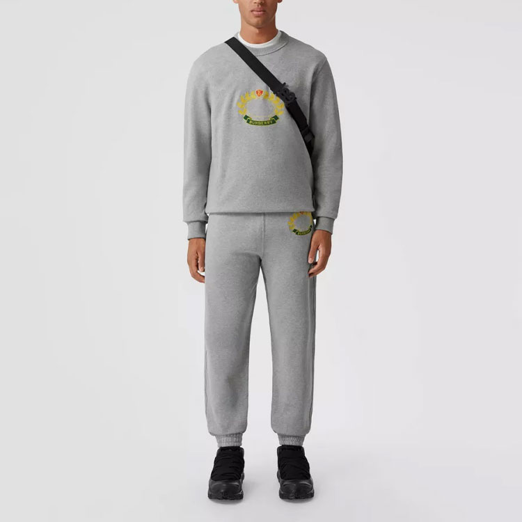 Lookbook Burberry FW22 Seluar Jogger Kelabu Logo Sulam. 80612941