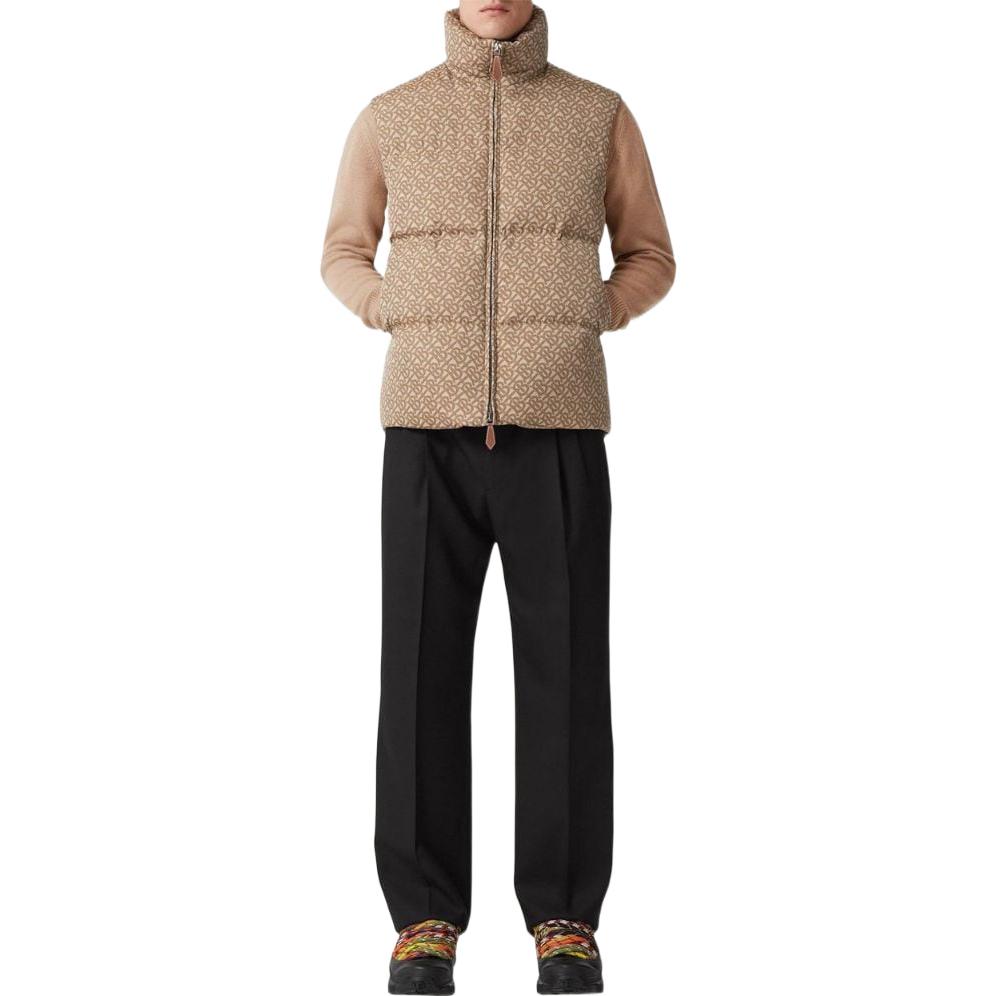 Lookbook Burberry FW22 經典標誌印花拉鍊羽絨背心 卡其色 80585431