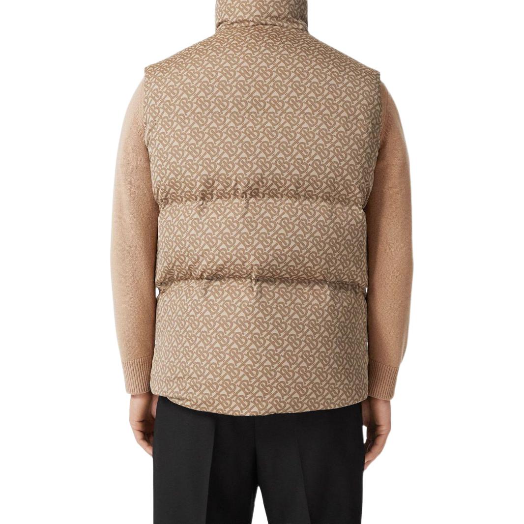 Shop Burberry FW22 經典標誌印花拉鍊羽絨背心 卡其色 80585431