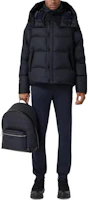 Lookbook Burberry FW22 Jaket Navy Blue dengan Lengan & Hood Lepas Pasang. 80591401
