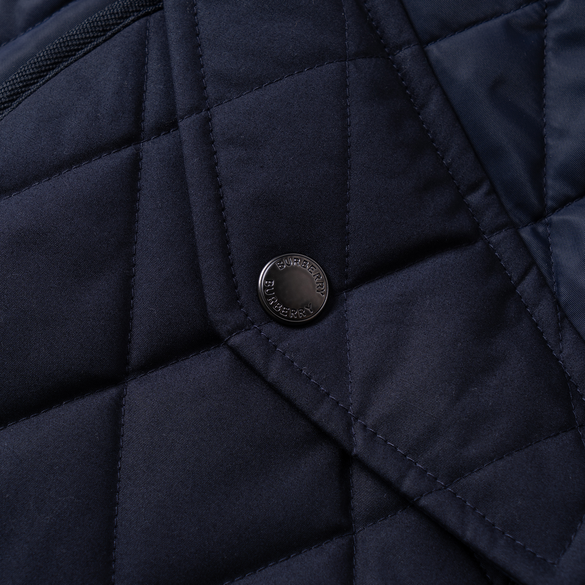 Sizing Burberry FW22 Jaket Quilted Navy Blue dengan Resleting. 80387311