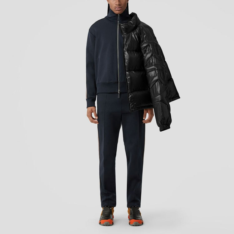 Lookbook Burberry FW22 Celana Navy Straight-Leg dengan Bordir Logo Garis. 80636521