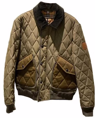 Burberry FW22 Jaket Quilted Resleting Hijau Zaitun Tua. 80387301 Buy Burberry FW22 Jaket Quilted Resleting Hijau Zaitun Tua. 80387301