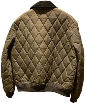 Burberry FW22 Jaket Quilted Resleting Hijau Zaitun Tua. 80387301 Lookbook Burberry FW22 Jaket Quilted Resleting Hijau Zaitun Tua. 80387301