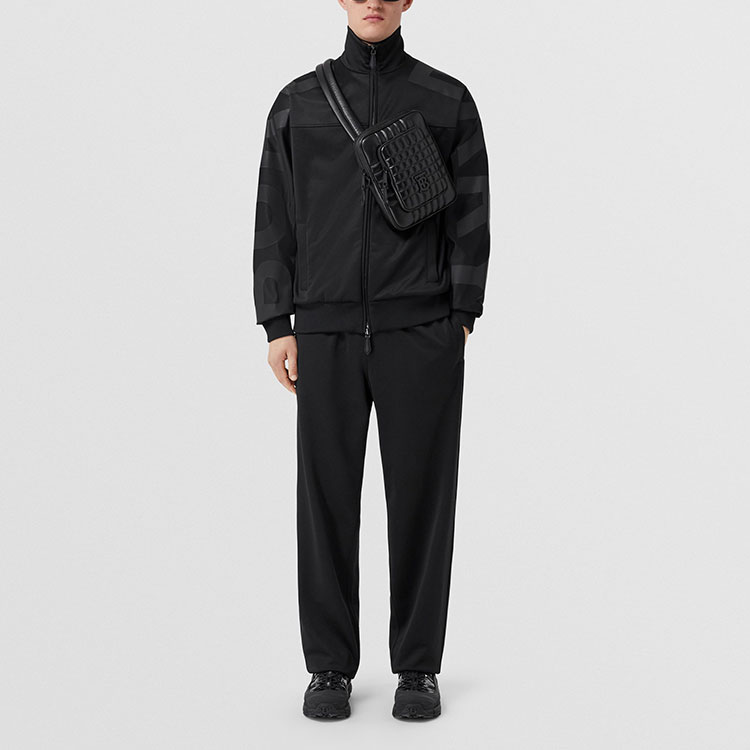 Lookbook Burberry FW22 Seluar Sweatpants Hitam Longgar Warna Solid. 80534331