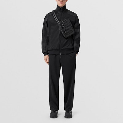 Burberry FW22 Seluar Sweatpants Hitam Longgar Warna Solid. 80534331 Lookbook Burberry FW22 Seluar Sweatpants Hitam Longgar Warna Solid. 80534331