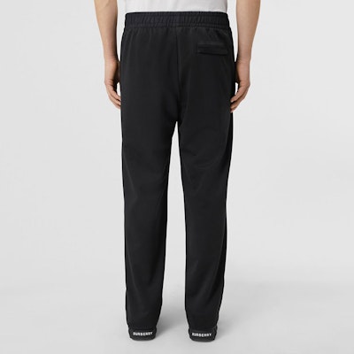 Burberry FW22 Seluar Sweatpants Hitam Longgar Warna Solid. 80534331 Shop Burberry FW22 Seluar Sweatpants Hitam Longgar Warna Solid. 80534331