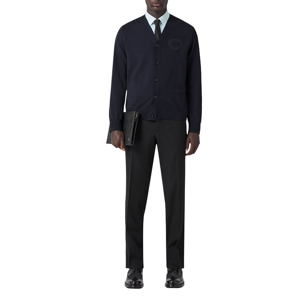 Lookbook Cárdigan Tejido Azul Marino Burberry FW22 de Manga Larga y Escote en V. 80636371