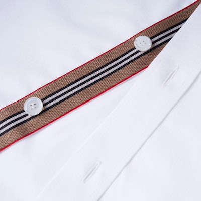 버버리 FW22 화이트 자수 로고 포켓 장식 긴팔 셔츠. 80618601 Shop 버버리 FW22 화이트 자수 로고 포켓 장식 긴팔 셔츠. 80618601