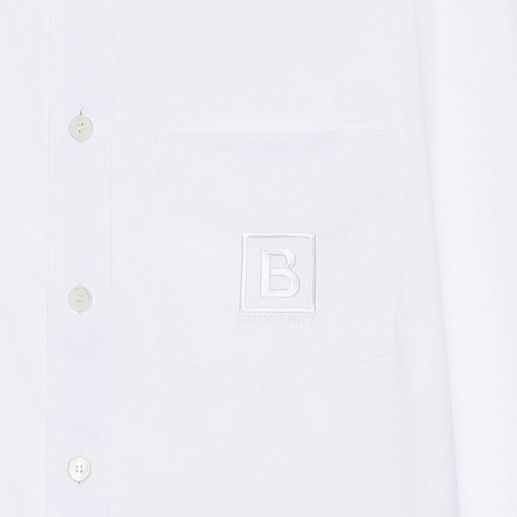 Sizing 버버리 FW22 화이트 자수 로고 포켓 장식 긴팔 셔츠. 80618601