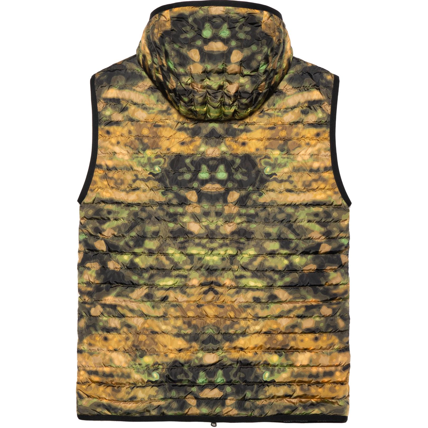 Lookbook バーバリー FW22 カモフラージュプリント ダウンフードベスト カモ柄. 80427931