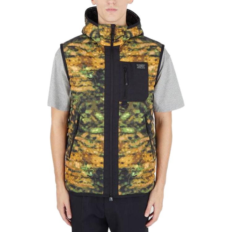 Shop バーバリー FW22 カモフラージュプリント ダウンフードベスト カモ柄. 80427931