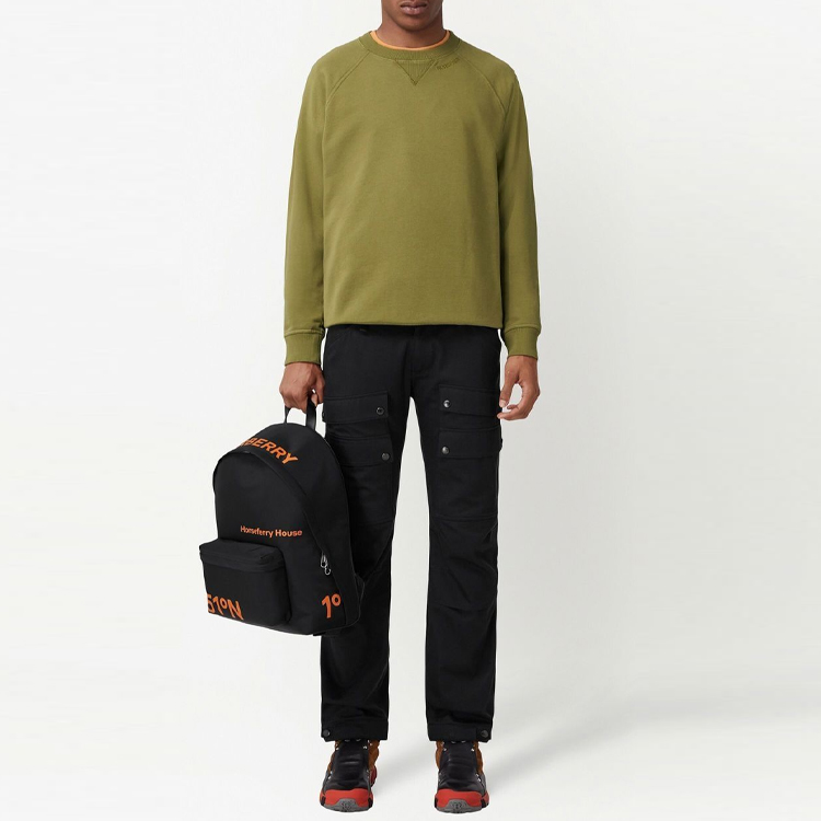 Lookbook 버버리 FW22 그린 남성 로고 크루넥 스웨트셔츠. 80625631