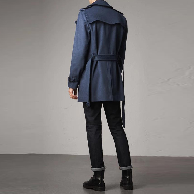 Lookbook Abrigo Largo Burberry FW22 Kensington Cruzado en Color Sólido. 40519741