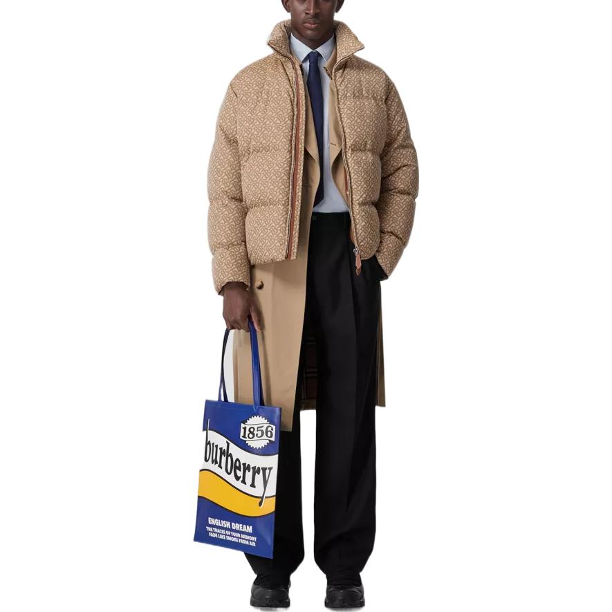 Lookbook Burberry FW22 標誌印花高領羽絨外套 米棕色 保暖 80585421