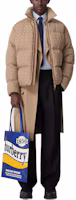 Lookbook Burberry FW22 Jaket Puffer Logo Cetak Kolar Tinggi Beige Coklat. 80585421