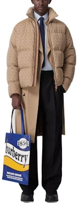 Burberry FW22 Logo Print Puffer Jacket Warm High Collar Beige Brown 80585421 Lookbook Burberry FW22 Logo Print Puffer Jacket Warm High Collar Beige Brown 80585421