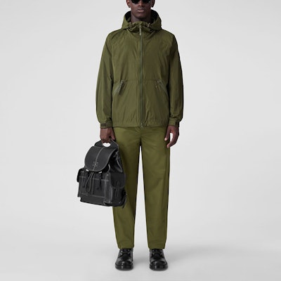 Burberry FW22 Minimalist Green Hooded Jacket with Logo Detail for Men. 80559531 Lookbook Burberry FW22 Minimalist Green Hooded Jacket with Logo Detail for Men. 80559531