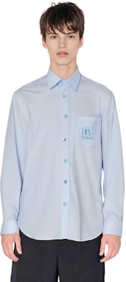 버버리 FW22 솔리드 로고 포인티드 칼라 긴팔 셔츠 블루 80618591 Lookbook 버버리 FW22 솔리드 로고 포인티드 칼라 긴팔 셔츠 블루 80618591