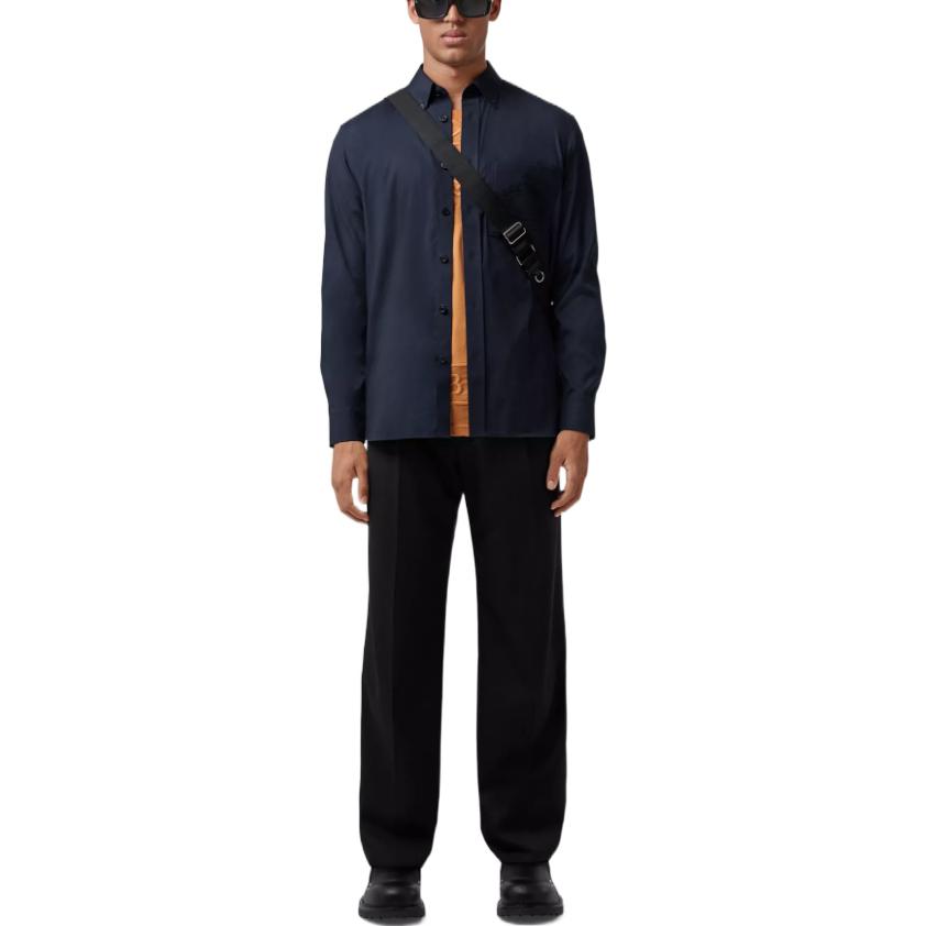 Lookbook 버버리 FW22 솔리드 네이비 남성용 오크 리프 자수 긴팔 셔츠. 80648761