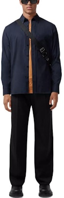 버버리 FW22 솔리드 네이비 남성용 오크 리프 자수 긴팔 셔츠. 80648761 Lookbook 버버리 FW22 솔리드 네이비 남성용 오크 리프 자수 긴팔 셔츠. 80648761