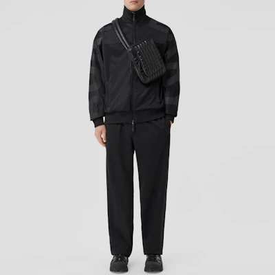 Burberry FW22 Jaket Hitam Solid Print Zip-Up 80543161 Lookbook Burberry FW22 Jaket Hitam Solid Print Zip-Up 80543161