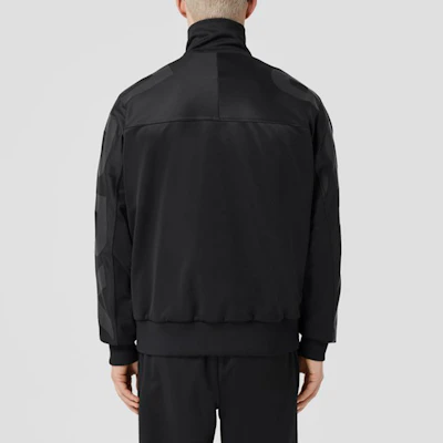 Burberry FW22 Jaket Hitam Solid Print Zip-Up 80543161 Shop Burberry FW22 Jaket Hitam Solid Print Zip-Up 80543161