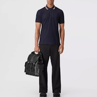 Burberry FW22 Kemeja Polo Lelaki Biru Navy Berleher Jalur Lengan Pendek. 80562221 Shop Burberry FW22 Kemeja Polo Lelaki Biru Navy Berleher Jalur Lengan Pendek. 80562221