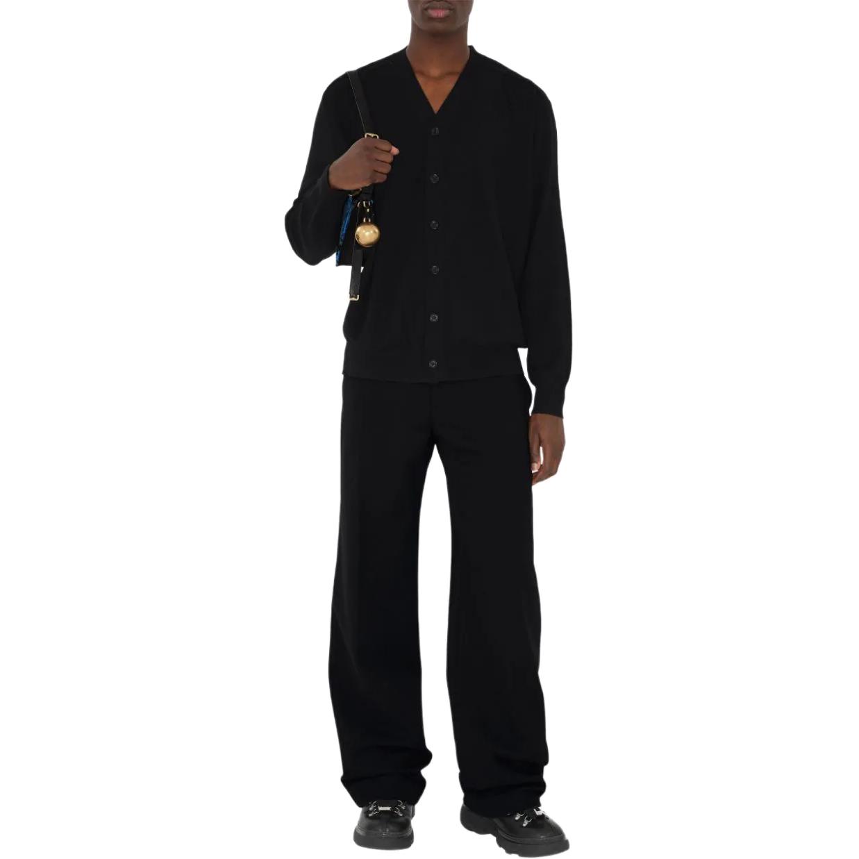 Shop Burberry FW23 Hitam Cardigan Rajut V-Neck Kancing Depan. 80831781